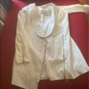 Long blazer that can also be won as a dress .